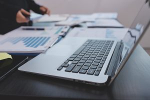 業務効率化に取り組むオフィスのイメージ